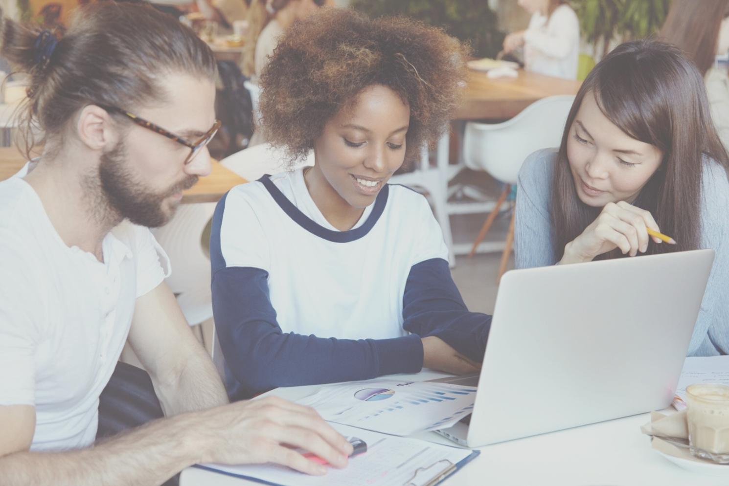 Espacio de trabajo con tecnología avanzada y conexiones de red