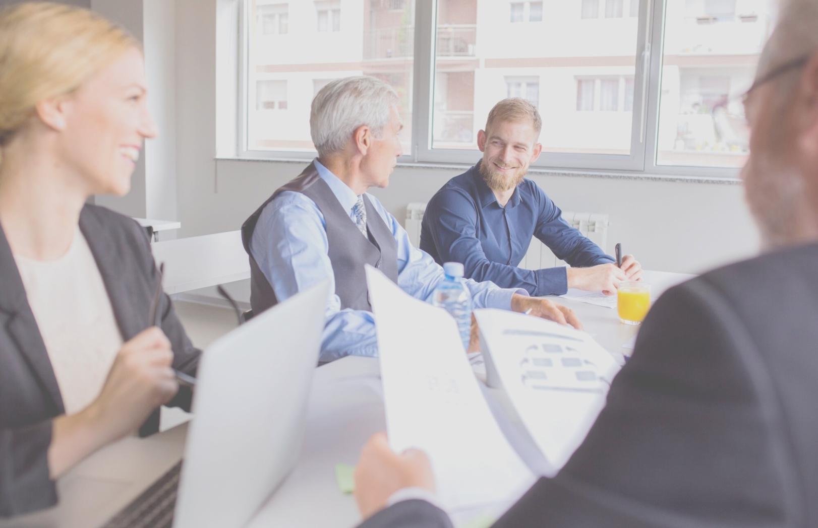 Mesa de trabajo con gráficos financieros y herramientas de planificación presupuestaria