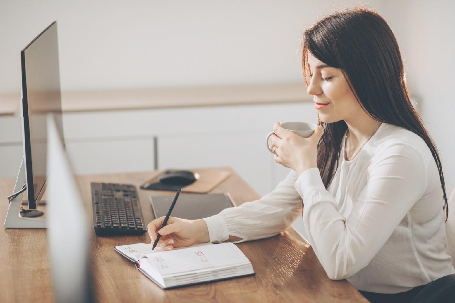 Diagrama visual mostrando flujo de metodología de presupuesto semanal y sus beneficios