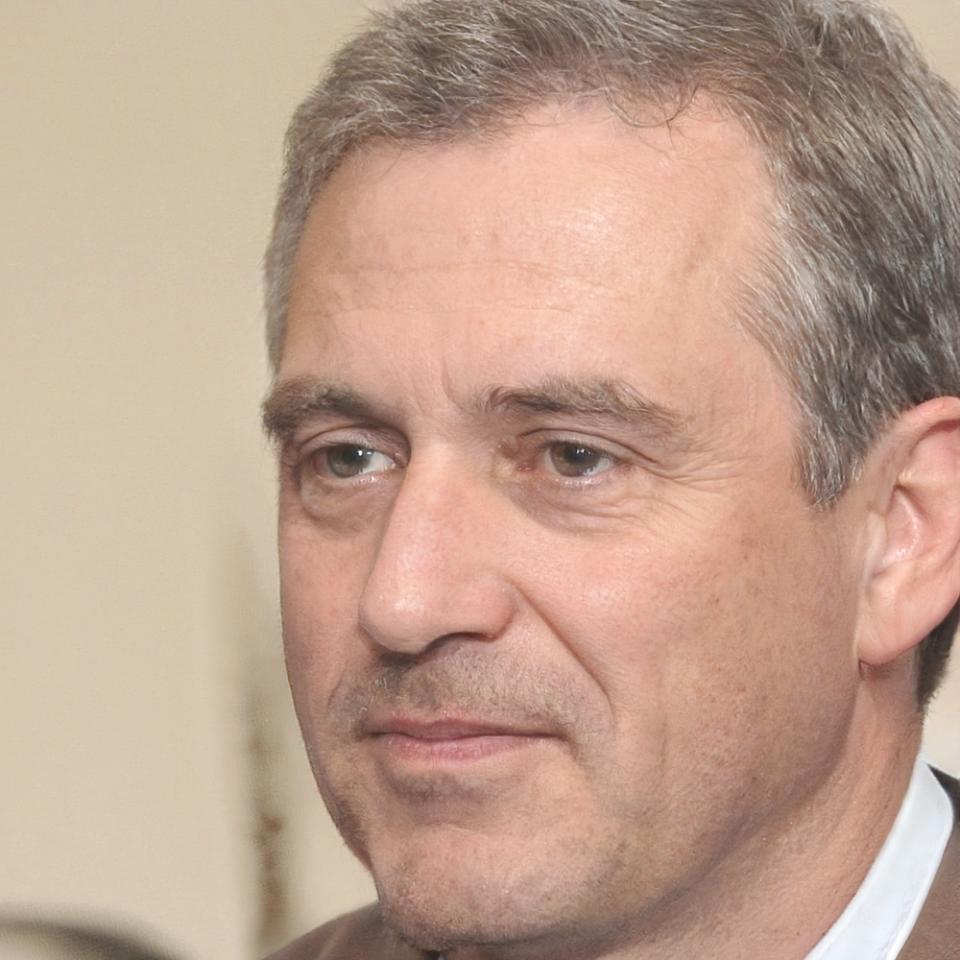 Especialista técnico de nivrexolani preparado para ayudar con configuraciones