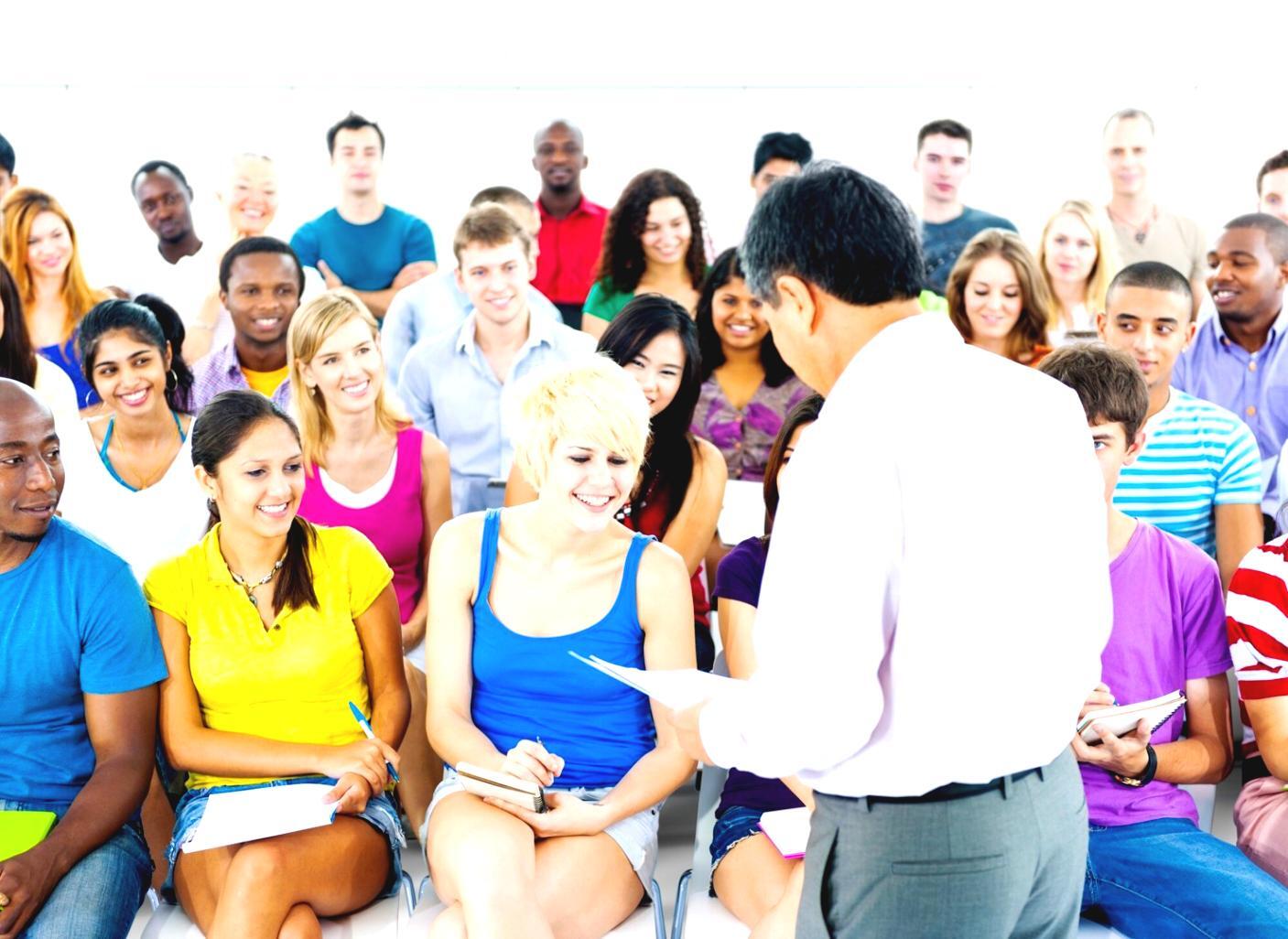 Configuración de ordenador con múltiples pantallas mostrando gráficos financieros