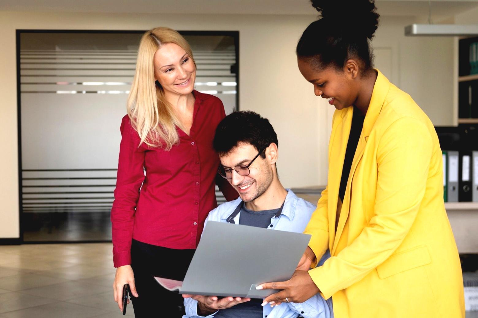 Persona organizando documentos financieros y calculadora para planificación presupuestaria
