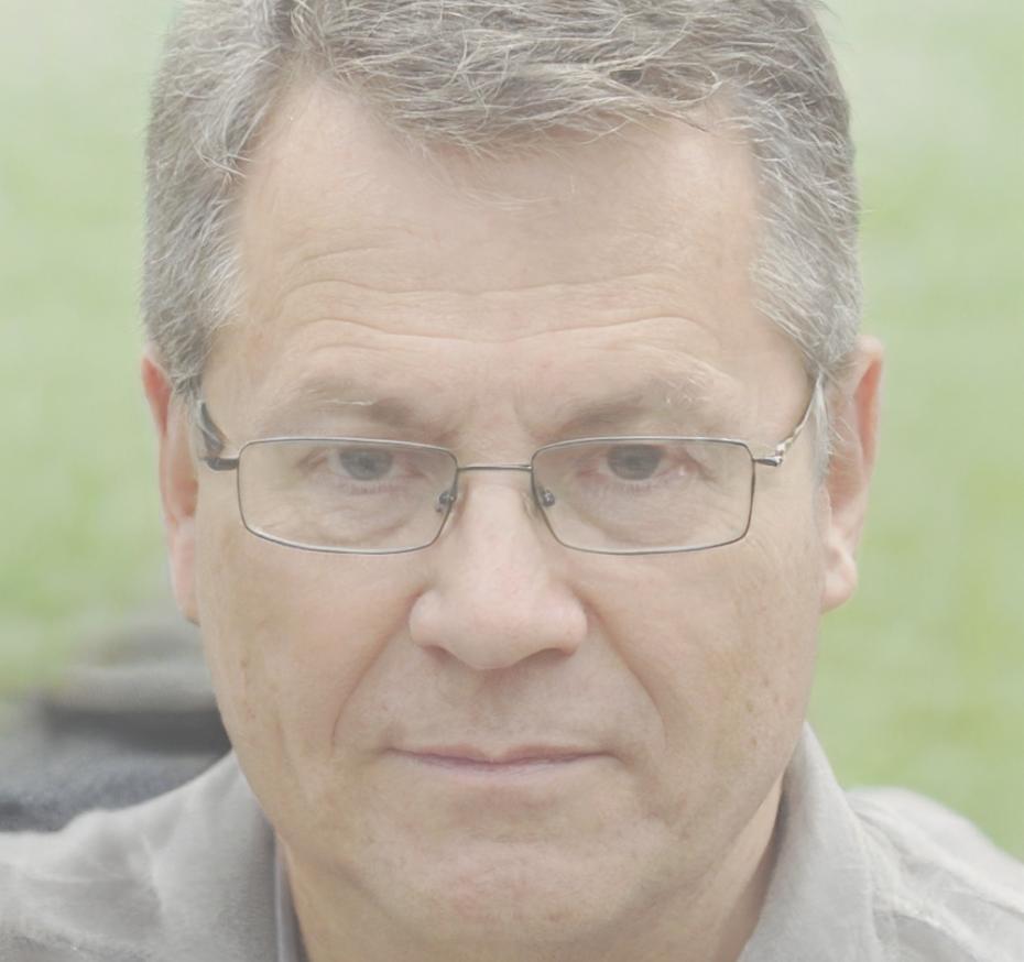 Retrato profesional de Javier Mendoza, especialista en finanzas personales